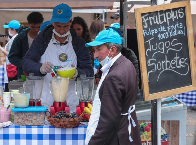 Los asistentes al Mercado Campesino podían probar jugos que eran preparados en el mismo lugar - Foto: Alcaldía de Bogotá.