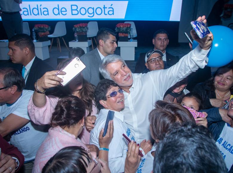 Nadie quiso perderse la posibilidad de salir en la foto de un día histórico para la comunidad del barrio Unir II en Engativá - Foto: Alcaldía de Bogotá.