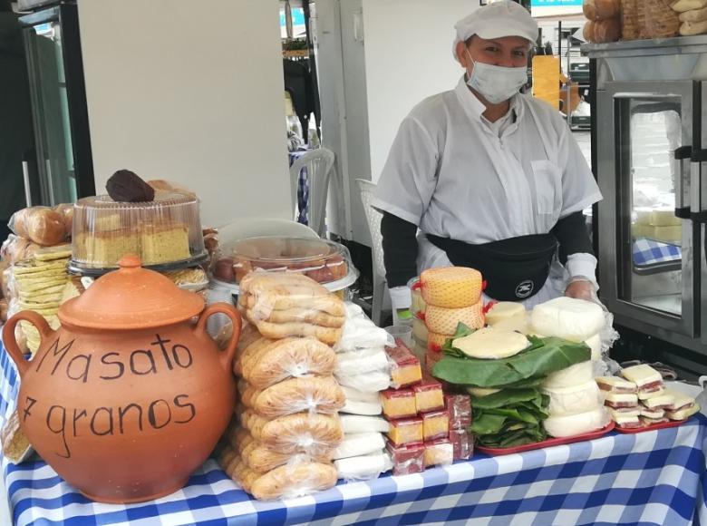 Productos tradicionales como el masato y las almojábanas no podían faltar en el Mercado Campesino - Foto: Alcaldía de Bogotá.