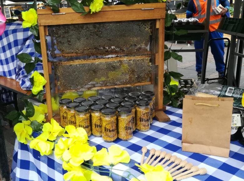 En esta edición del Mercado Campesino abundaron los productos derivados de la miel de abejas - Foto: Alcaldía de Bogotá.