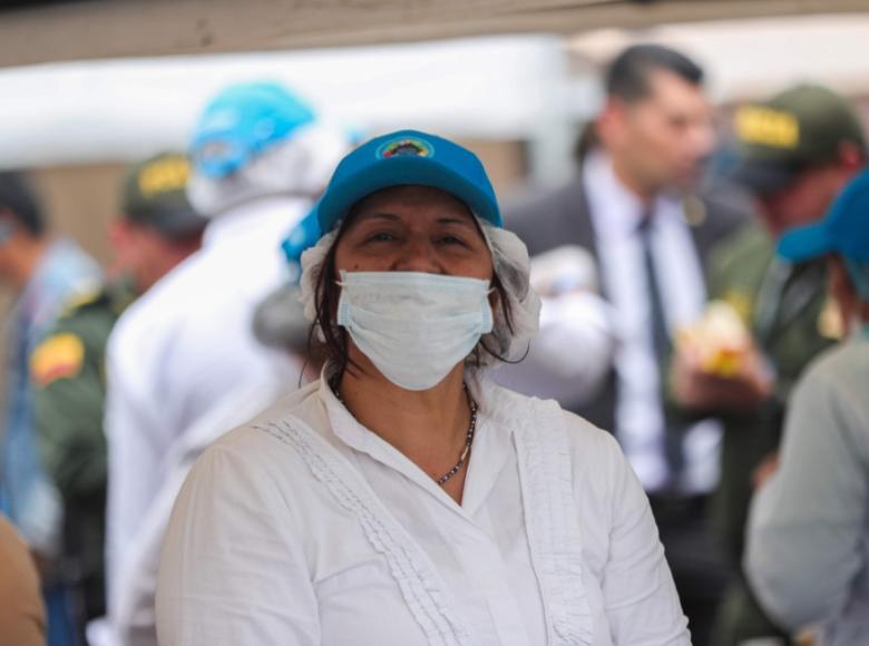 Vendedora del Mercado Campesino comenzando la jornada en la Plaza de Bolívar - Foto: Alcaldía de Bogotá.