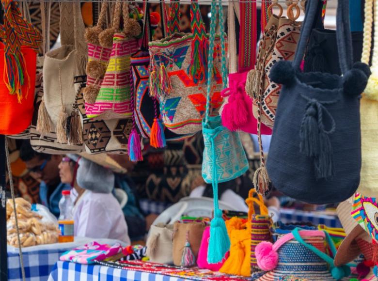 Las mochilas coloridas tradicionales de diferentes pueblos indígenas no podían faltar en el Mercado Campesino - Foto: Alcaldía de Bogotá.