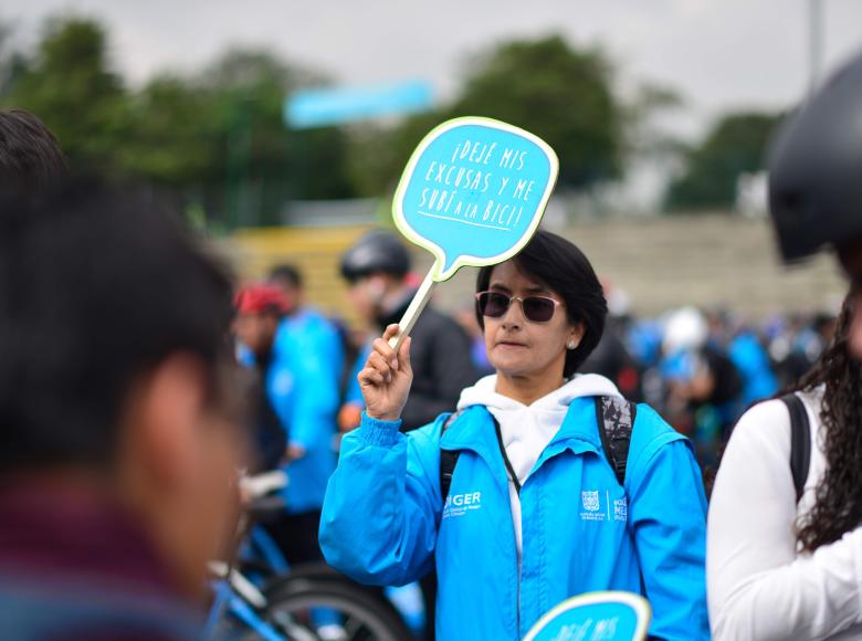 Con mensajes como este funcionarios incentivaban a los participantes para seguir utilizando la bici como medio de transporte habitual - Foto: Jhonatan Ramos/Secretaría de Movilidad.