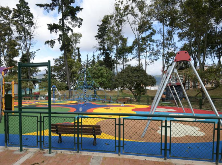 La nueva zona de juegos infantiles está rodeada de árboles y zonas verdes - Foto: I.D.R.D.