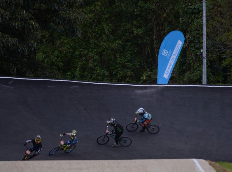 El curvón, una de los mejores sectores del circuito pasó la prueba en competencia de alto rendimiento - Foto: I.D.R.D.