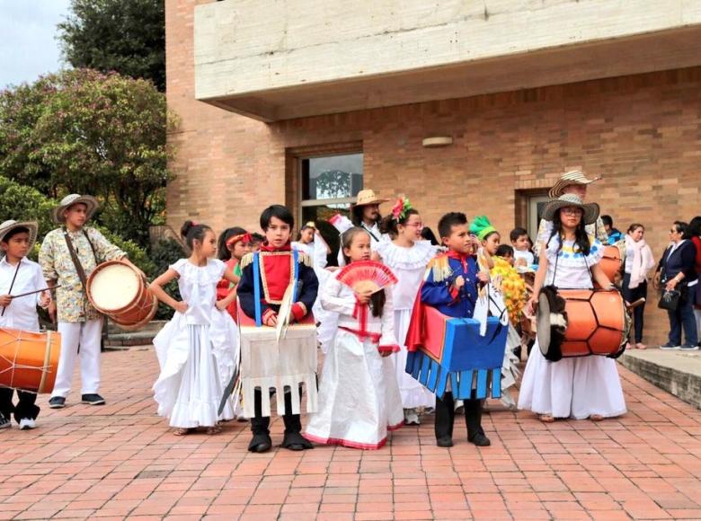 En 4 espacios simultáneos de la biblioteca Virgilio Barco se desarrolla el tercer día del Festival Estudiantil de Talentos #JóvenesCapaces. 1.400 estudiantes se apropian de la cultura de Bogotá a través de exposiciones, talleres, conversatorios, danzas y otras experiencias.