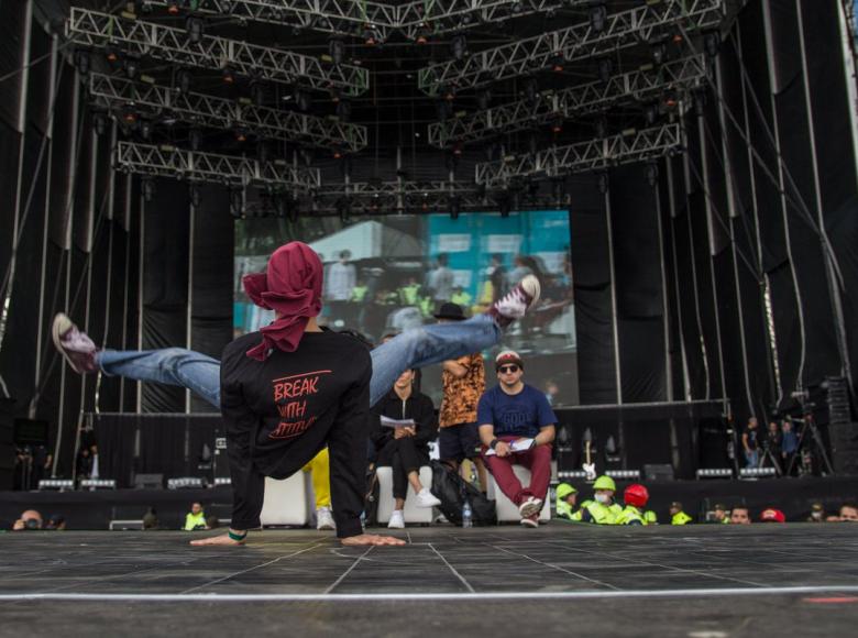 Batalla de crews demostrando sus habilidades en el break dance - Foto: Idartes/Juan Santacruz.