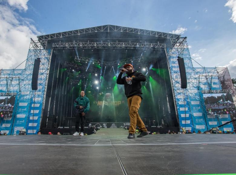 En el escenario del Festival Hip Hop al Parque 2019, El Kalvo y Mismo Perro juntos dando una demostración de poder y talento - Foto: Idartes/Math Valbuena.