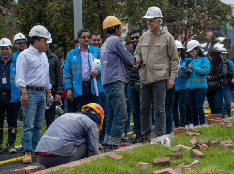 El saludo de agradecimiento del Alcalde para los trabajadores por su excelente labor y compromiso con el Parque Tercer Milenio - Foto: Alcaldía de Bogotá/Andrés Sandoval.