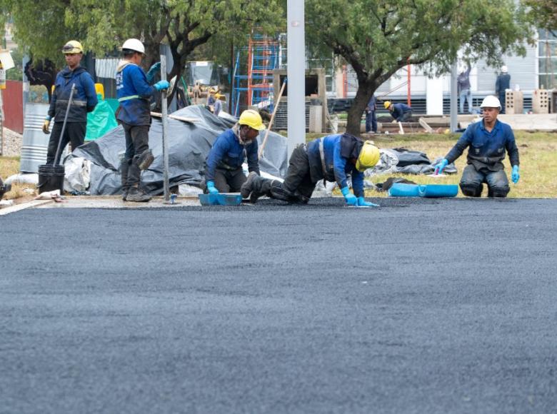 Los equipos de trabajadores terminan los últimos detalles - Foto: Alcaldía de Bogotá/Andrés Sandoval.