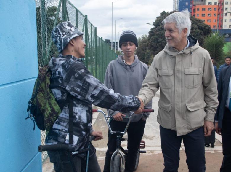 Joven agradece al alcalde Enrique Peñalosa por el Parque Tercer Milenio - Foto: Alcaldía de Bogotá/Andrés Sandoval.