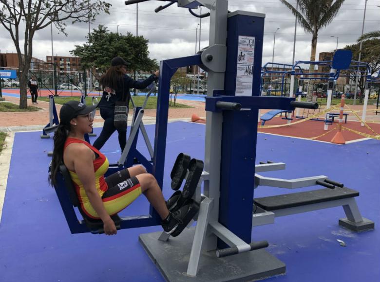 Instructora en máquinas para ejercitarse del Parque Tercer Milenio - Foto: Alcaldía de Bogotá/Andrés Sandoval.