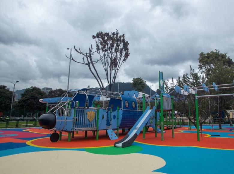 Juegos temáticos como este avión son parte de la propuesta para los niños - Foto: Alcaldía de Bogotá/Andrés Sandoval.