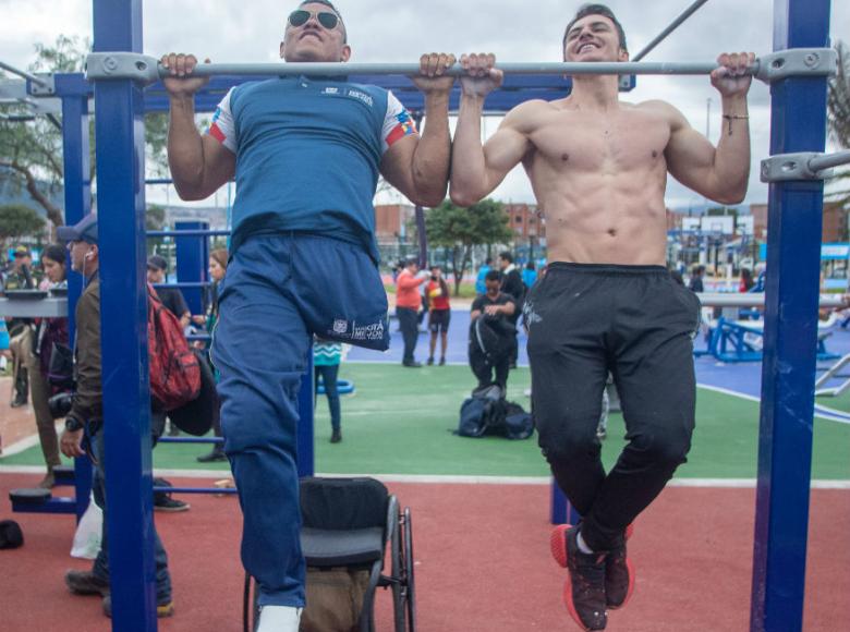 Personas con discapacidad se ejercitan en el Parque Tercer Milenio Joven en máquina del Parque Tercer Milenio - Foto: Alcaldía de Bogotá/Andrés Sandoval.