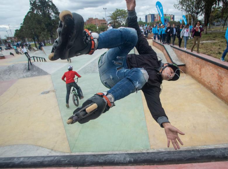 Joven probando el skatepark del Parque Tercer Milenio - Foto: Alcaldía de Bogotá/Andrés Sandoval.