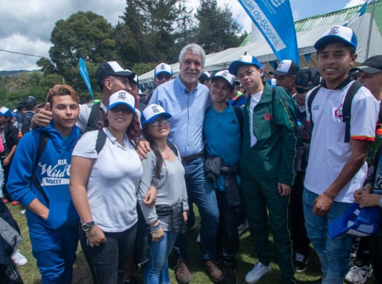 Jóvenes estudiante y alcalde Enrique Peñalosa en el último campamento del año. - Foto: Alcaldía de Bogotá/Andrés Sandoval.