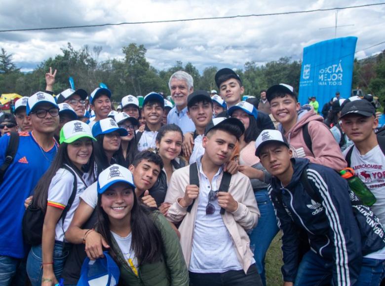 Los jóvenes agradecieron al alcalde tener estos espacios de conocimiento al aire libre. - Foto: Alcaldía de Bogotá/Andrés Sandoval.