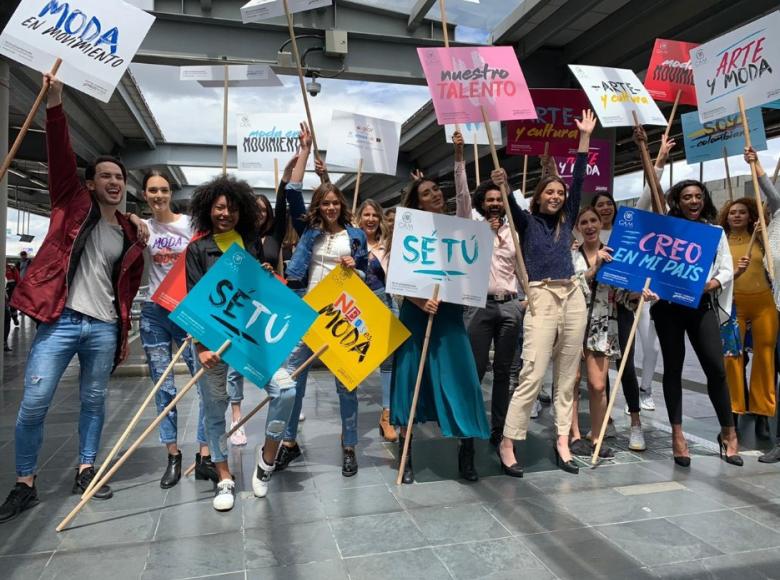 Color, moda y mensajes positivos en el desfile "Moda colombiana en movimiento". - Foto: Transmilenio.