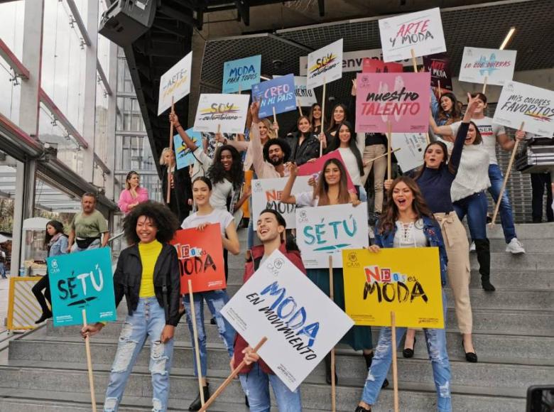 Hombres y mujeres exhibieron las nuevas tendencias de la moda. - Foto: Transmilenio.