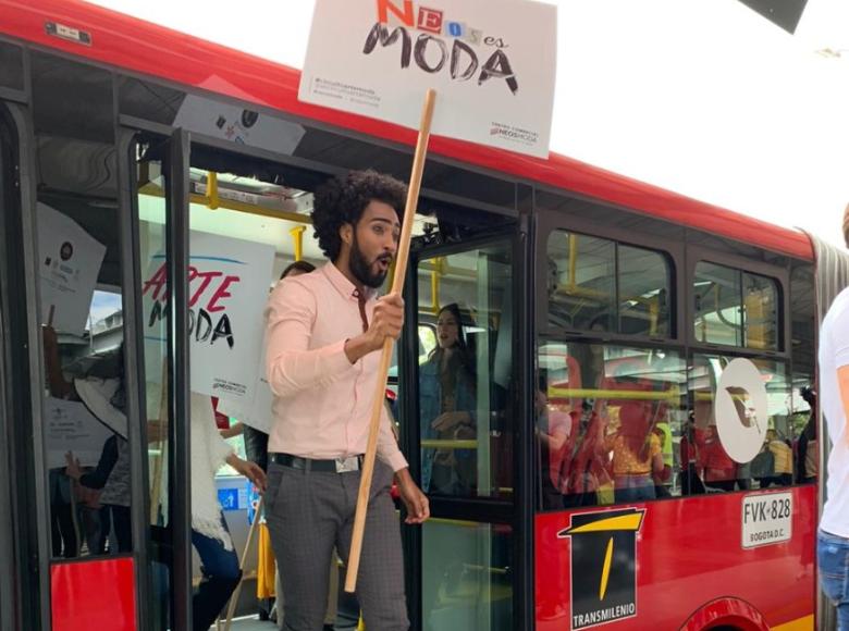 Moda colombiana en movimiento visitó de gala la jornada en el sistema. - Foto: Transmilenio.