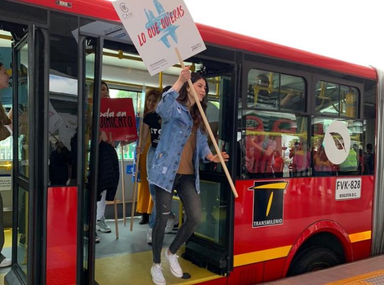 Por las estaciones de Transmilenio desfilaron la moda y la alegría. - Foto: Transmilenio.