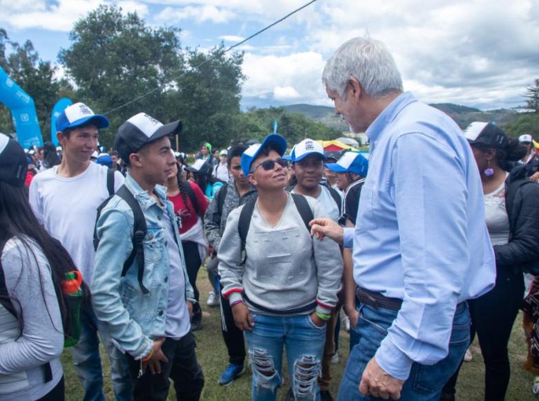 Enrique Peñalosa escuhó atento la experiencia de uno de los asistentes al campamento. - Foto: Alcaldía de Bogotá/Andrés Sandoval.