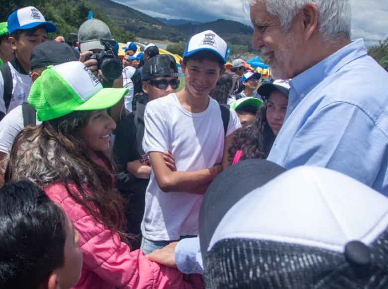 Una joven no quiso dejar pasar la oportunidad de saludar al alcalde Enrique Peñalosa. - Foto: Alcaldía de Bogotá/Andrés Sandoval.