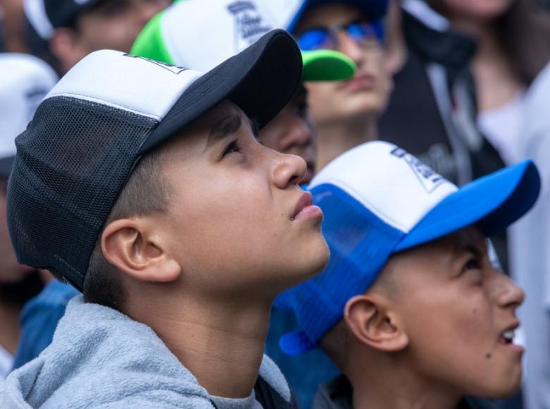 Con atención los jóvenes escuchaban el valor de aprovechar estas oportunidades de aprendizaje. - Foto: Alcaldía de Bogotá/Andrés Sandoval.