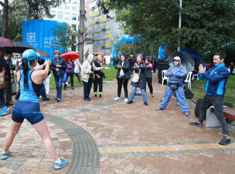 Instructora de aeróbicos dando clase a vecinos de parque El Japón. - Foto: IDRD.