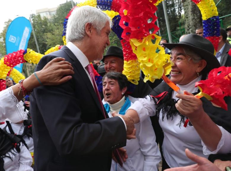 Vecina agradece a Enrique Peñalosa por el nuevo parque El Japón. - Foto: Alcaldía de Bogotá/Diego Bauman.