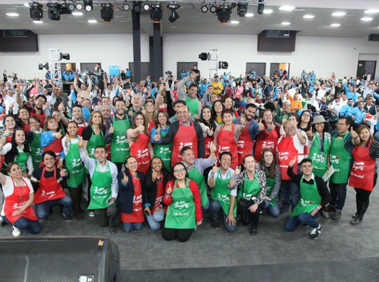 El centro de convenciones ‘Montevideo’ se vistió de gala para recibir a más de 1.500 ex y habitantes de calle, quienes celebraron la Navidad con una espectacular cena.