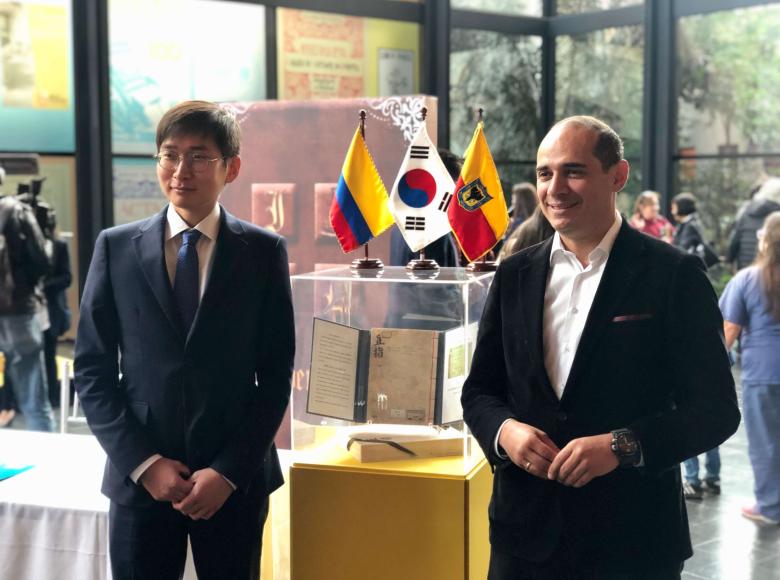 El Cónsul de Corea en Colombia, Semin Paek, junto a Raúl Buitrago, secretario general de la Alcaldía Mayor de Bogotá