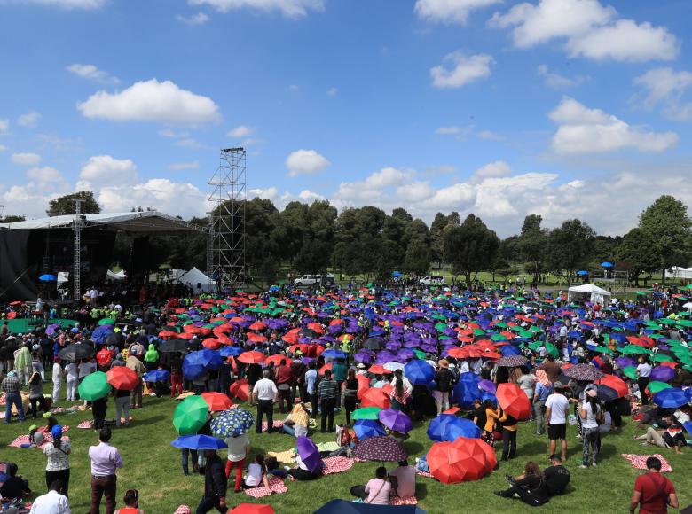 En un día soleado, el parque Simón Bolívar se pintó de sombrillas de colores y manteles de cuadros en la posesión.