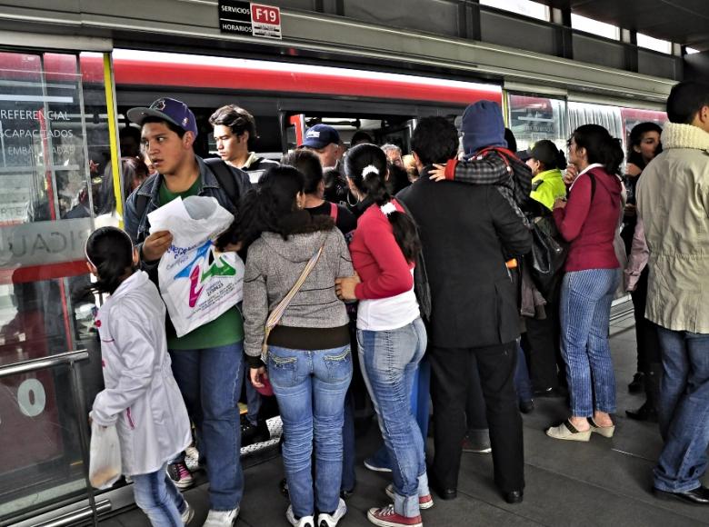 Ingreso a bus de TransMilenio.