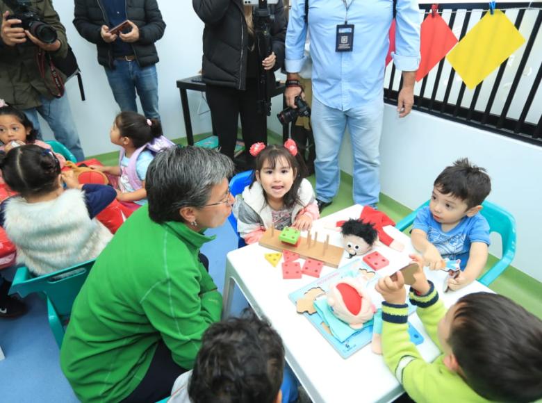 La alcaldesa comparte un momento de dialogo con los niños y niñas del jardín.