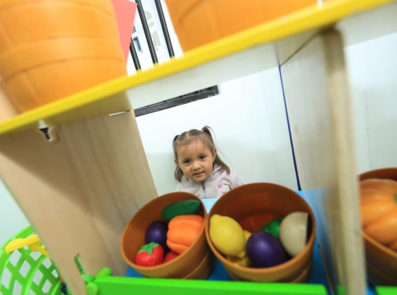 Los niños y niñas disfrutan de un nuevo espacio dedicado a la educación y el entretenimiento.