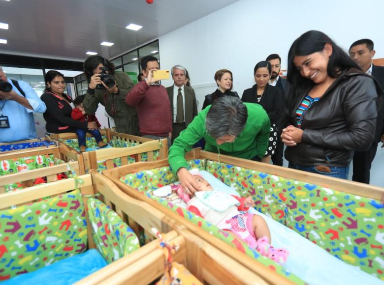 Las madres cabeza de familia agradecen por el nuevo lugar para sus bebés.