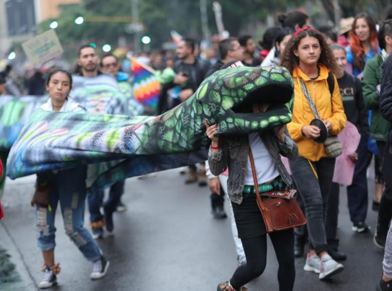 Jóvenes en un disfraz de serpiente