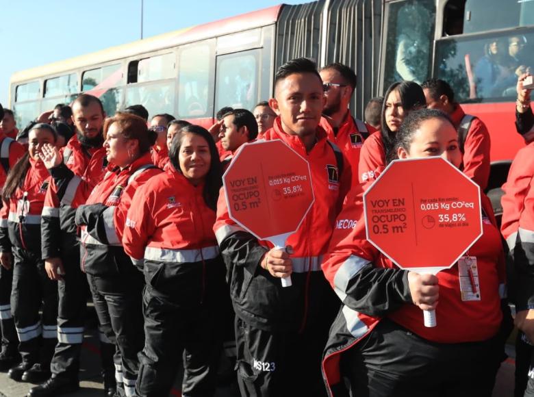 TransMilenio son miles de personas que trabajan por Bogotá.