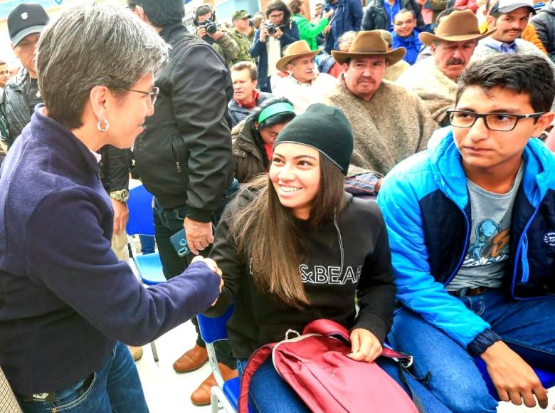 Estrechar las manos con la juventud como símbolo de compromiso con el cuidado de la biodiversidad y la vida. #BogotáReverdece.