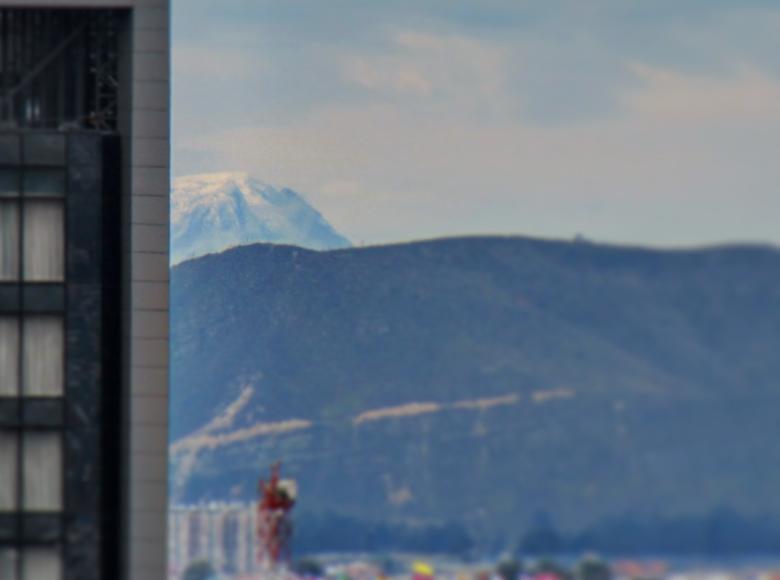 La cima blanca del Nevado del Tolima se asoma en el horizonte y @maurotov la retrata desde su ventana.