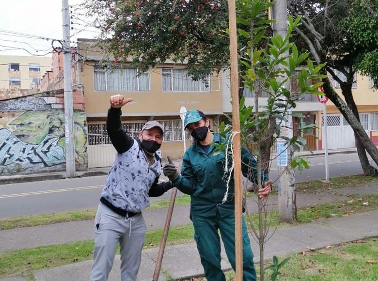 Tú también puedes convertirte en cuidador o cuidadora ambiental de tu localidad, así como lo hizo este habitante de Suba.