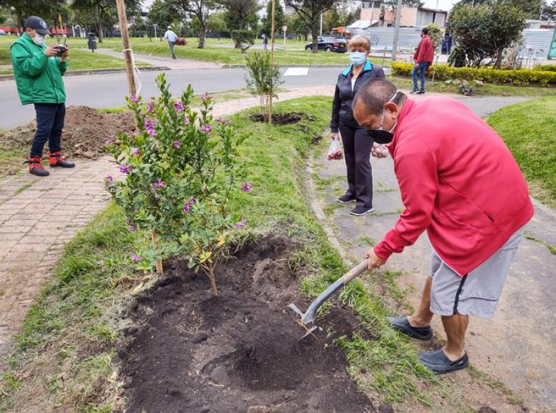 Este ciudadano se declaró padrino de este árbol que plantó para asegurar su preservación y cuidado.