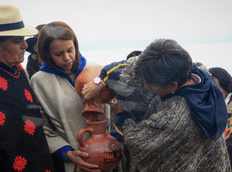 Alcaldesa Claudia López en acto con los campesinos de Sumapaz.