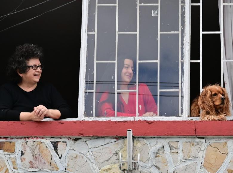 Personas en una ventana.