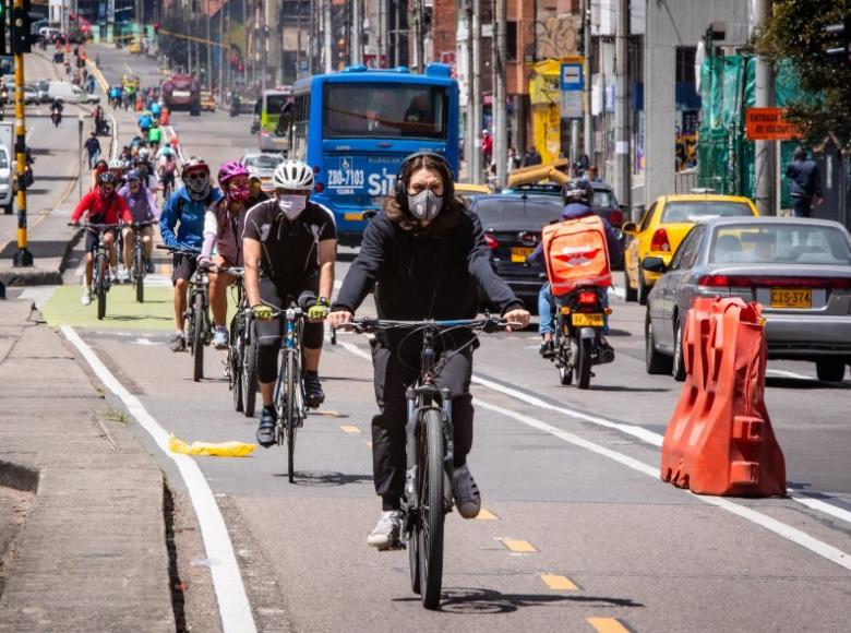 Carrera Séptima: personas en bici