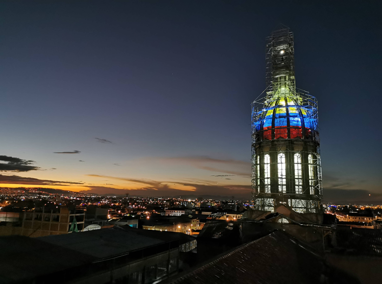 Vista nocturna de la Iglesia del Voto Nacional