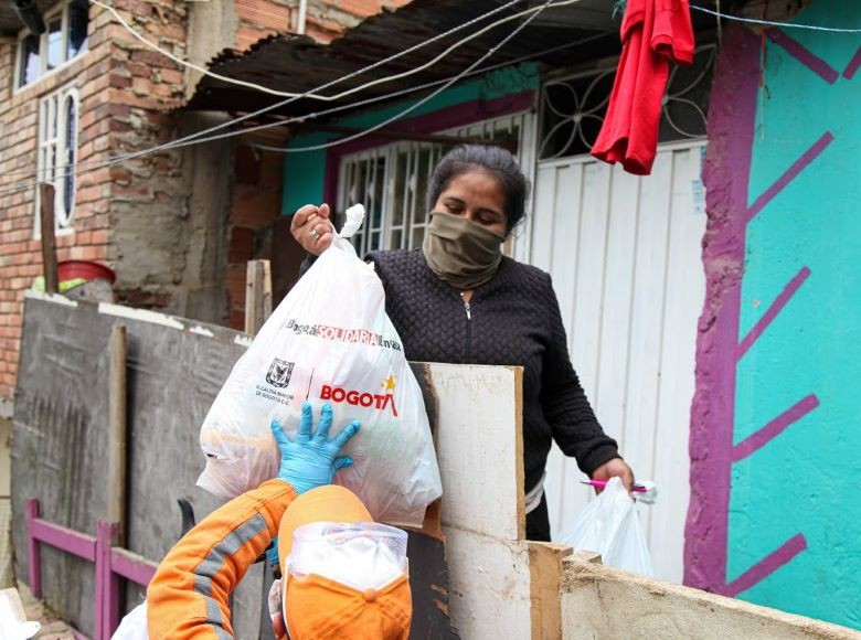 Familias vulnerables reciben las ayudas de Bogotá Solidaria en Casa. 