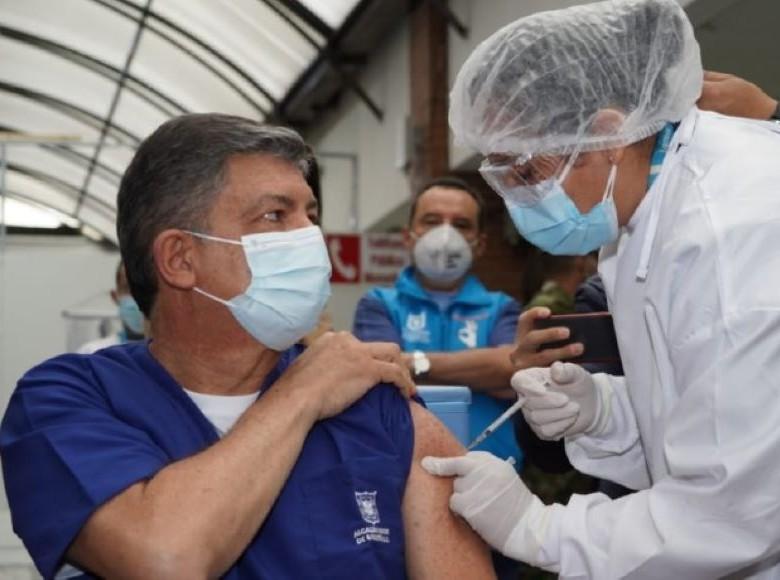 Andrés Almanzar Salazar es médico especialista en medicina interna y coordinador de medicina interna y UCI-Covid de la Subred Suroccidente. Tercer persona en ser vacunada.