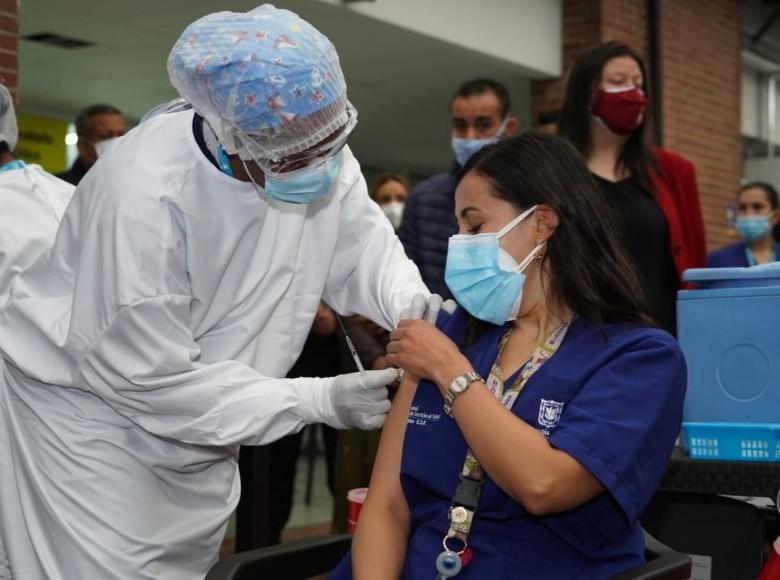 Uno a uno, cada profesional de la salud en el Hospital de Kennedy recibió su vacuna contra el coronavirus.